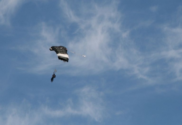  Un paracaidista en el cielo 